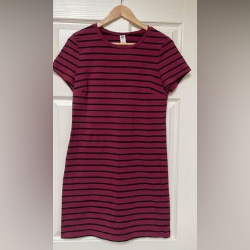 Old Navy, Size M 
Burgundy and black stripes